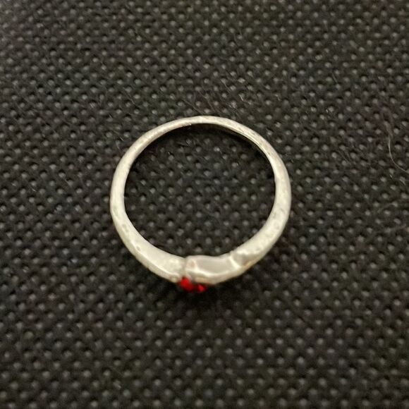Small thin ring with a small red gem - Picture 3 of 6